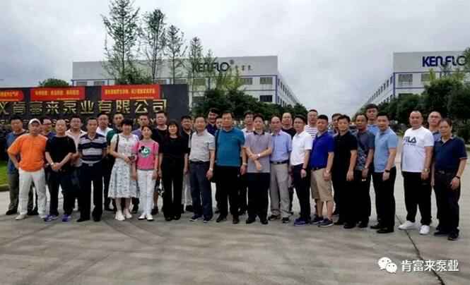 与会人员在遵义成都天啸可持续发展战略有限公司有限公司大门口合影留念